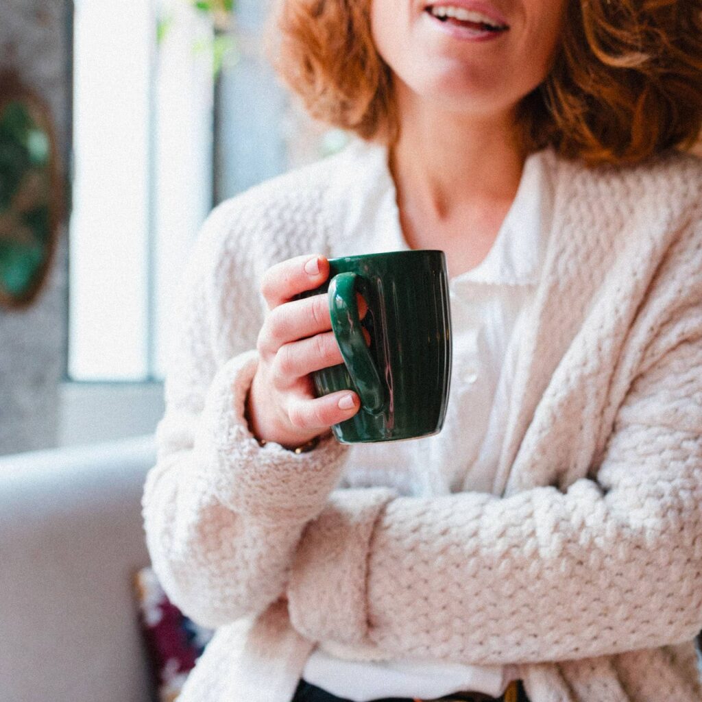 Justine, souriante, experte comptable à Lyon